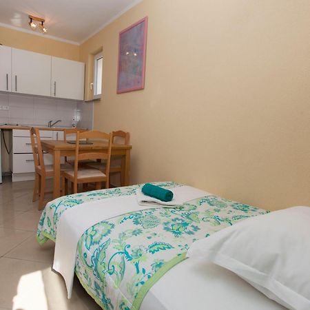Apartments Damjanovic Makarska Habitación foto
