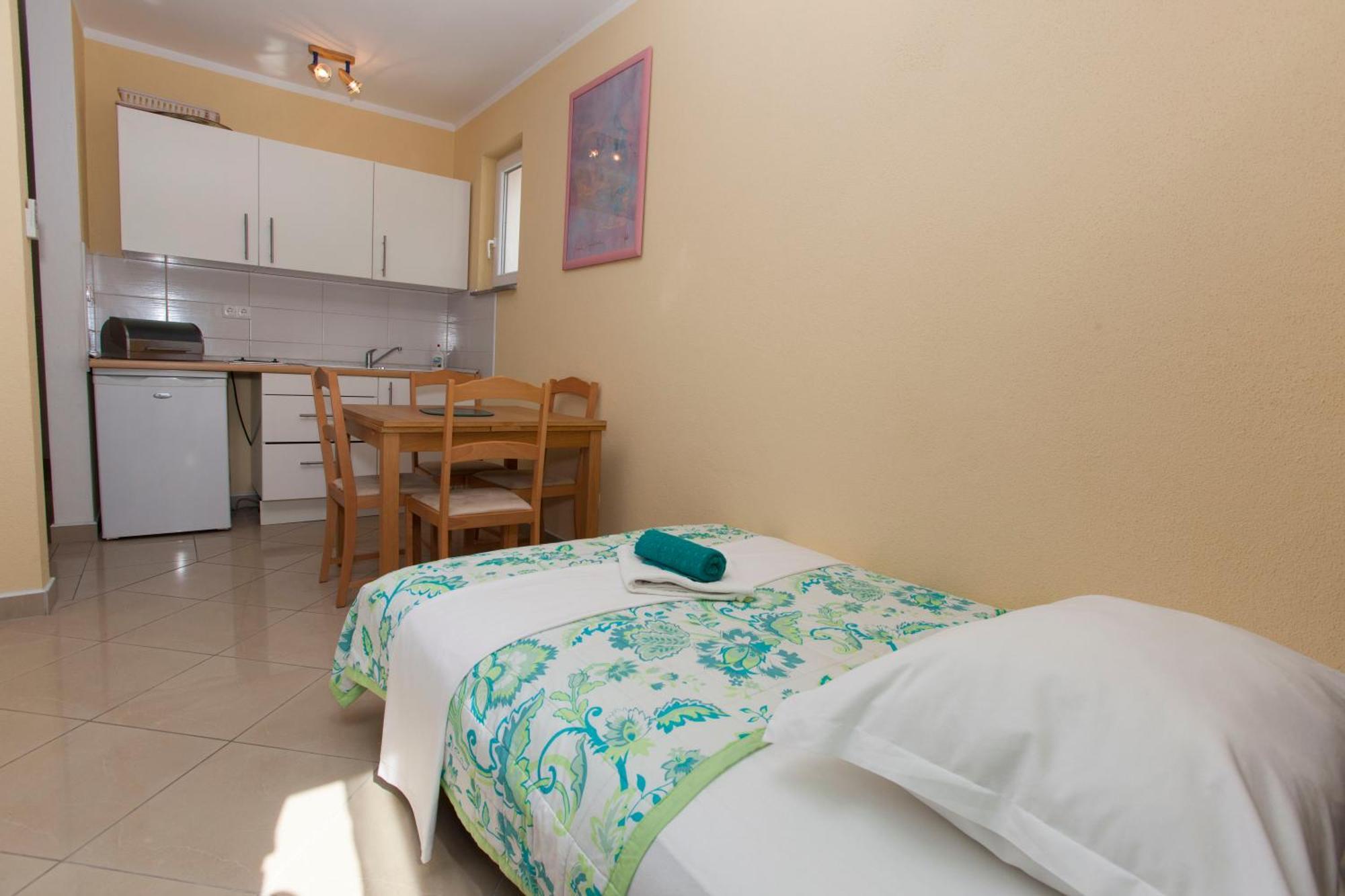 Apartments Damjanovic Makarska Habitación foto