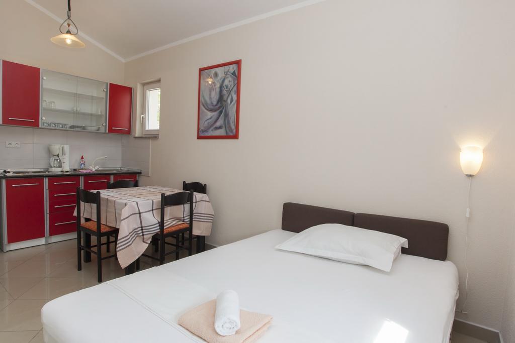 Apartments Damjanovic Makarska Habitación foto