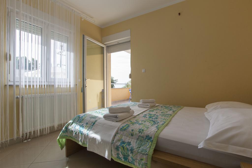 Apartments Damjanovic Makarska Habitación foto