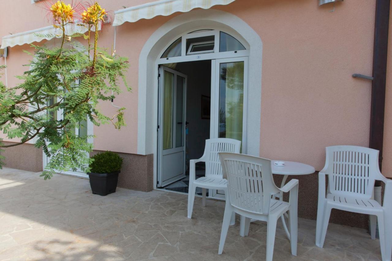 Apartments Damjanovic Makarska Habitación foto